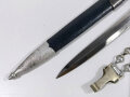 Luftwaffe Borddolch. Parierstange gebrochen, Belederung erneuert, sicherlich aus Teilen zusamengesetztes Stück, eine Kette lose beiliegend