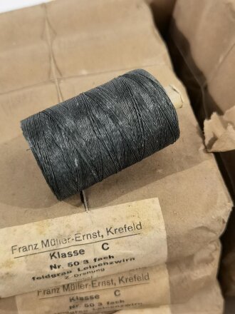 Feldgrauer Leinenzwirn 50 Gramm. Sie erhalten eine ( 1 ) Rolle aus der originalen Umverpackung