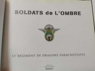 "13e RDP Les Dragons Parachutistes - Soldats de LOmbre" ca. 50 Seiten, aus Raucherhaushalt, unter DIN A4, französisch