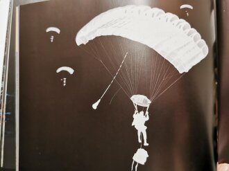 "13e RDP Les Dragons Parachutistes - Soldats de LOmbre" ca. 50 Seiten, aus Raucherhaushalt, unter DIN A4, französisch