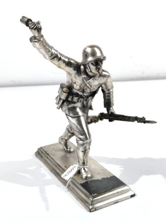"1.Preis Uffz.Preisschiessen 1937" Plastische Darstellung eines mit Handgranate Voranstürmenden Infanteristen . Spritzguß versilbert, Gesamthöhe 26cm