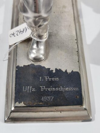 "1.Preis Uffz.Preisschiessen 1937" Plastische Darstellung eines mit Handgranate Voranstürmenden Infanteristen . Spritzguß versilbert, Gesamthöhe 26cm