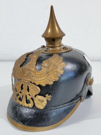 Preussen, Pickelhaube für Mannschaften. Kammerstück des Infanterie Regiment 82 von 1913.  Der Korpus im hinteren Bereich repariert, bei der gelegenheit Teller und Hinterschiene unsachgemäß wieder angebracht