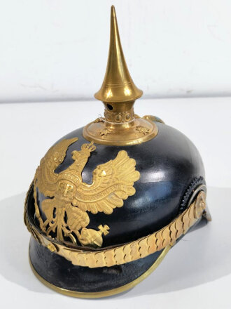 Preussen, Pickelhaube für Offiziere der Infanterie. Abschraubbare Spitze. Guter Gesamtzustand