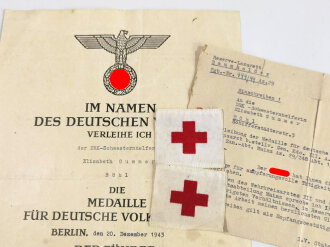 Verleihungsurkunde zur Medaille für Deutsche Volksplflege einer DRK-Schwesternhelferin, datiert 1943, DIN A4 . Mit Begleitschreiben und 2 Haubenabzeichen