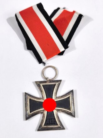 Eisernes Kreuz 2. Klasse 1939 mit Bandabschnitt, Hakenkreuz mit voller Schwärzung