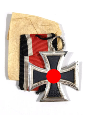 Eisernes Kreuz 2. Klasse 1939, Zargen noch im "frostigen" Zustand, Hakenkreuz mit voller Schwärzung, dazu Bandabschnitt im Wickelpapier