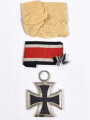 Eisernes Kreuz 2. Klasse 1939, Zargen noch im "frostigen" Zustand, Hakenkreuz mit voller Schwärzung, dazu Bandabschnitt im Wickelpapier
