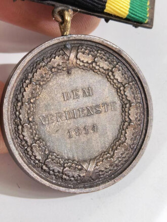 Sachsen Weimar Eisenach Allgemeines Ehrenzeichen 1914-1918  in bronze mit Bandschnalle und Schwertern "Dem Verdienste 1914"  am Band. Die Öse schinbar