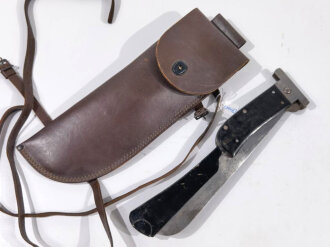 U.S. WWII Army Airforce survival machete by " Cattaraugus USA ". Good condition, in leather pouch with broken straps