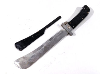 U.S. WWII Army Airforce survival machete by " Cattaraugus USA ". Good condition, in leather pouch with broken straps