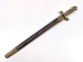 Schleswig Holstein, Faschinenmesser M1848, Kammerstück nach französischem Muster, ungemarkte Keilklinge, feste Lederscheide, diese  ca 3 cm zu kurz, Mundblech lose,  mit preußischem Tragehaken, Ortblech durchstoßen, keine Markierung auf Scheidenblechen,