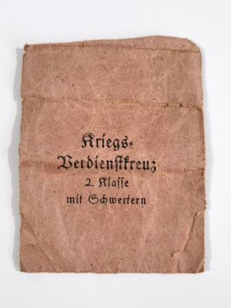 Kriegsverdienstkreuz 2. Klasse 1939 mit Schwertern mit Verleihungstüte, Hersteller " Gustav Brehmer, Markneukirchen " Tüte rückseitig defekt, Orden ohne Hersteller, Buntmetall