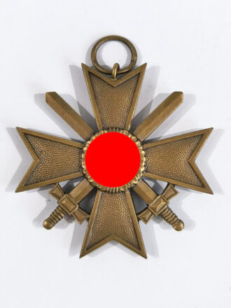 Kriegsverdienstkreuz 2. Klasse 1939 mit Schwertern mit Verleihungstüte, Hersteller " Gustav Brehmer, Markneukirchen " Tüte rückseitig defekt, Orden ohne Hersteller, Buntmetall