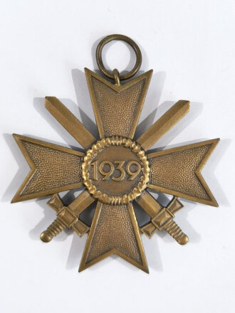 Kriegsverdienstkreuz 2. Klasse 1939 mit Schwertern mit Verleihungstüte, Hersteller " Gustav Brehmer, Markneukirchen " Tüte rückseitig defekt, Orden ohne Hersteller, Buntmetall