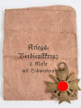 Kriegsverdienstkreuz 2. Klasse 1939 mit Schwertern mit Verleihungstüte, Hersteller " Gustav Brehmer, Markneukirchen " Tüte rückseitig defekt, Orden ohne Hersteller, Buntmetall