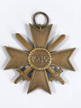 Kriegsverdienstkreuz 2. Klasse 1939 mit Schwertern mit Verleihungstüte, Hersteller " Gustav Brehmer, Markneukirchen " Tüte rückseitig defekt, Orden ohne Hersteller, Buntmetall