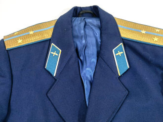 Russland, neuzeitliche Uniform eines Angehörigen der Luftwaffe, bestehend aus Jacke, Mütze und Hose , in gutem Zustand