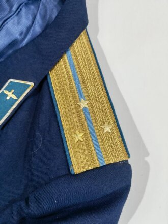 Russland, neuzeitliche Uniform eines Angehörigen der Luftwaffe, bestehend aus Jacke, Mütze und Hose , in gutem Zustand