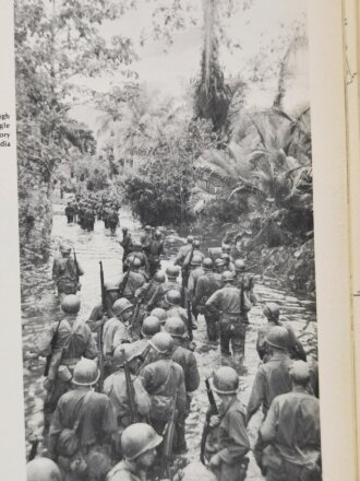 A Pictorial History of "The United States Army" (Gene Gurney), in war and peace, from colonial times to Vietnam, 805 Seiten, DIN A4, gebraucht, aus Raucherhaushalt