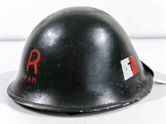 Großbritannien, Stahlhelm "Turtle " das Innenfutter lose und datiert 1952, Originallack