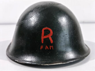 Großbritannien, Stahlhelm "Turtle " das Innenfutter lose und datiert 1952, Originallack