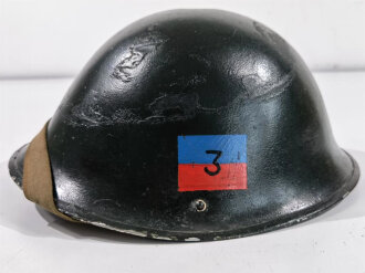 Großbritannien, Stahlhelm "Turtle " das Innenfutter lose und datiert 1952, Originallack