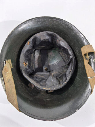 Großbritannien, Stahlhelm "Turtle " das Innenfutter lose und datiert 1952, Originallack