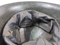 Großbritannien, Stahlhelm "Turtle " das Innenfutter lose und datiert 1952, Originallack