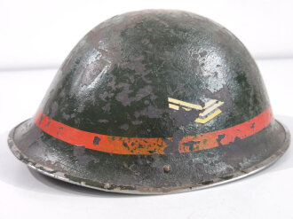 Großbritannien, Stahlhelm "Turtle " das Innenfutter datiert 1952, Originallack