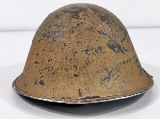 Großbritannien, Stahlhelm "Turtle " das Innenfutter datiert 1952, Originallack