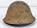 Großbritannien, Stahlhelm "Turtle " das Innenfutter datiert 1952, Originallack