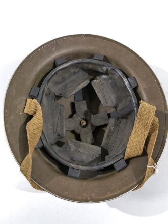 Großbritannien Stahlhelm, Innenfutter und  Glocke datiert 1942. Originallack