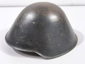 Stahlhelm Nationale Volksarmee der DDR. getragenes Stück, Originallack