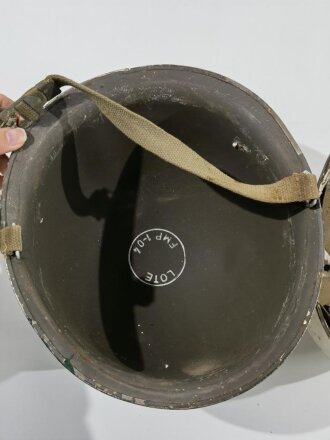"Police Militaire" PM Stahlhelm. Auf Basis eines französischen Helm Modell 1951.- Originallack