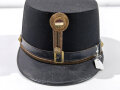 Ungarn, schwarze Kappe für Offiziere, im Stil der k.u.k. Armeekappe. Getragenes Stück mit leichten Mottenschäden