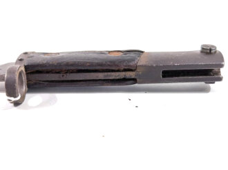 Seitengewehr VZ 24  mit Laufring, Klinge unmarkiert, Scheide mit Tragehaken nach österreichischem Vorbild, feldgraue Lackreste, genietete Holzgriffschalen