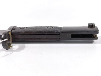 Seitengewehr VZ 24  mit Koppelschuh, Klinge unmarkiert , Scheide mit Tragehaken nach deutschem Vorbild, neu brüniert,  Holzgriffschalen mit Schlitzschrauben