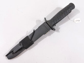 Kampfmesser mit geschwärzter Klinge, Kunststoffscheide ,Griff mit Gummi-Oberfläche  , vermutlich Ziviles Stück