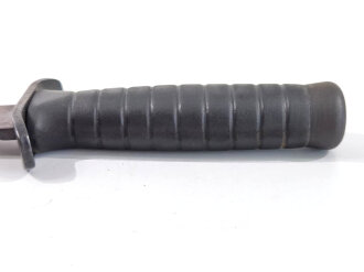 Kampfmesser mit geschwärzter Klinge, Kunststoffscheide ,Griff mit Gummi-Oberfläche  , vermutlich Ziviles Stück