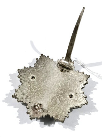 Deutsches Kreuz in gold. Hersteller "20" innen auf der Nadel für Zimmermann Pforzheim. Leicht getragenes Stück mit minimalen Kratzern in der Emaille