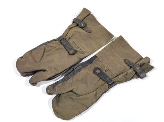 Paar Handschuhe für Kradfahrer der Wehrmacht. Getragenes Paar mit Reichsbetriebsnummer, datiert 1944