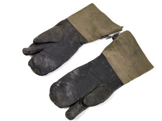 Paar Handschuhe für Kradfahrer der Wehrmacht. Getragenes Paar mit Reichsbetriebsnummer, datiert 1944