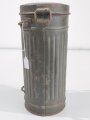 Gasmaskendose Wehrmacht Modell 1938 datiert 1940. Originallack, eingestubt