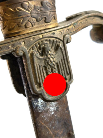 Wehrmacht Heer, Löwenkopfsäbel mit roten Glasaugen für Offiziere, Klinge korrodiert, ohne Scheide, Gefäß gebrochen, ungereinigt,