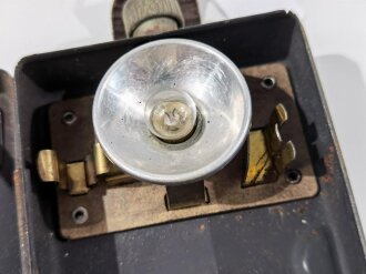 Taschenlampe Wehrmacht. Originallack, ungereinigt, innen datiert 1942, Funktion nicht geprüft