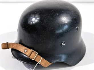 Deutschland nach 1945, Stahlhelm Modell 1940. Schwarzer Lack, Hersteller NS64