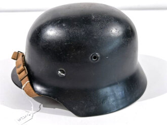 Deutschland nach 1945, Stahlhelm Modell 1940. Schwarzer Lack, Hersteller NS64