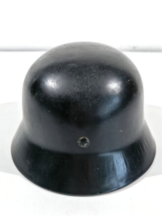 Deutschland nach 1945, Stahlhelm Modell 1940. Schwarzer Lack, Hersteller NS64