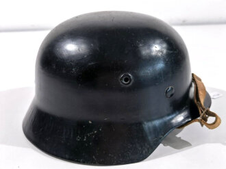 Deutschland nach 1945, Stahlhelm Modell 1940. Schwarzer Lack, Hersteller NS64